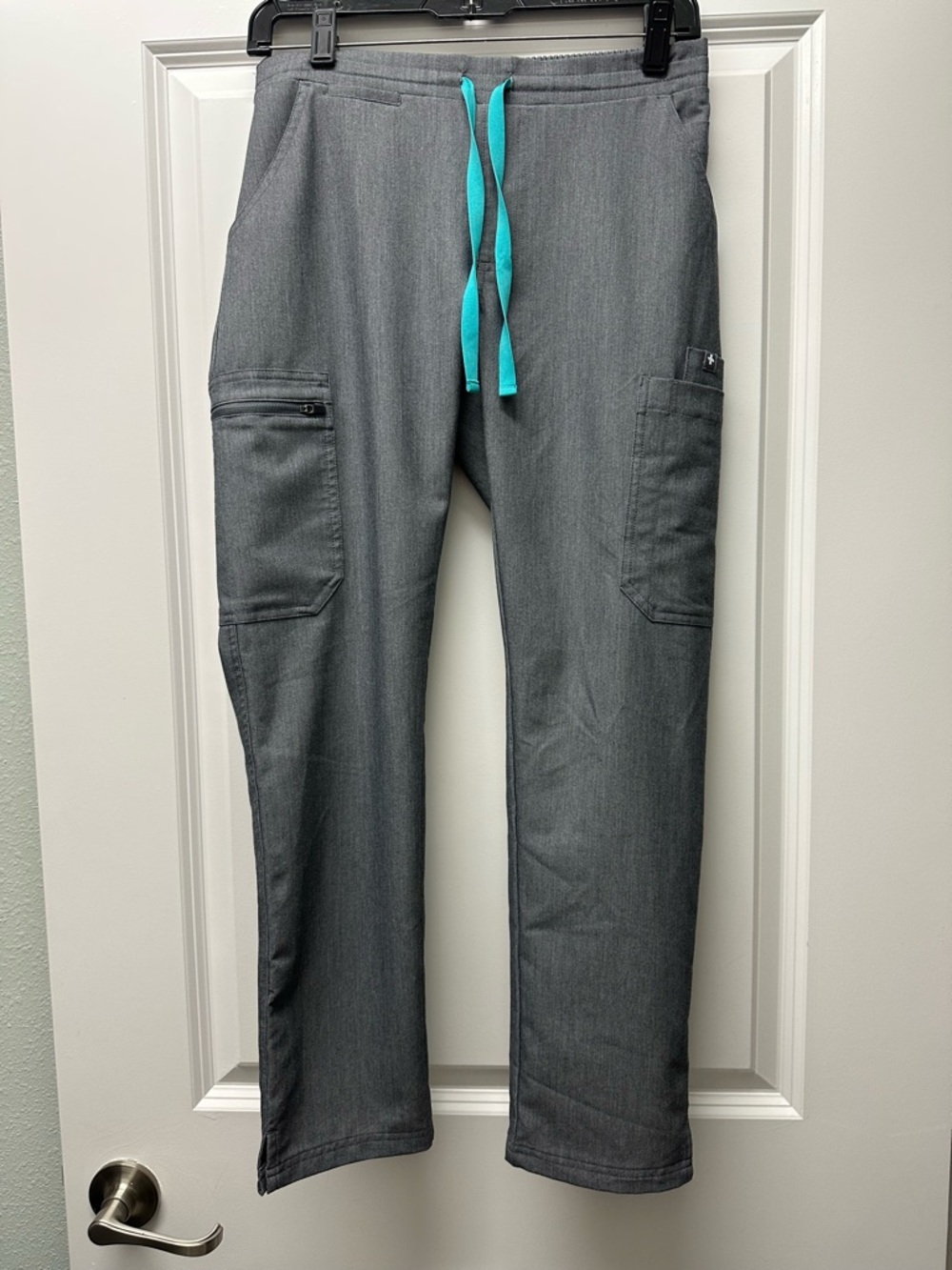 LIKE NEW Women’s FIGS Elastic Waist Band Yola Skinny Scrub Pants Graphite
